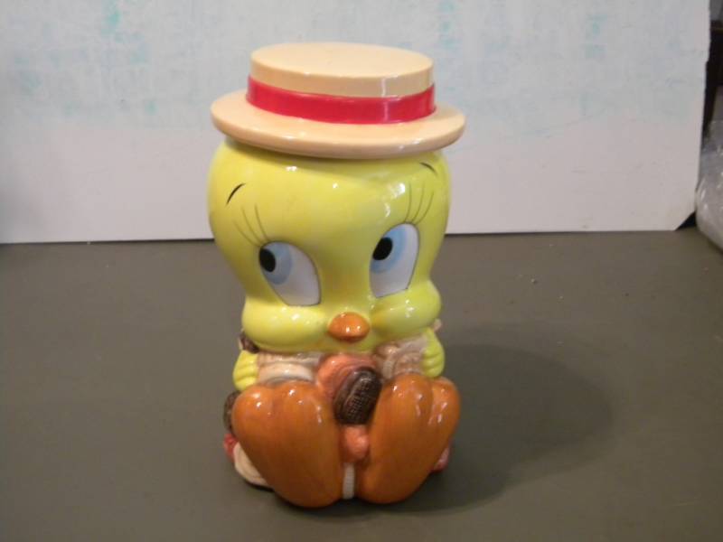 lot 103 image: Tweety Cookie Jar