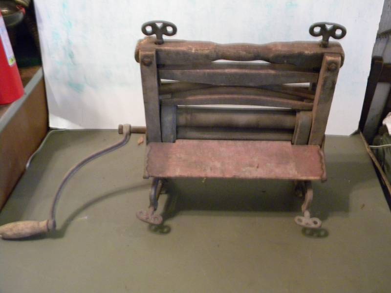 lot 144 image: Antique Ringer