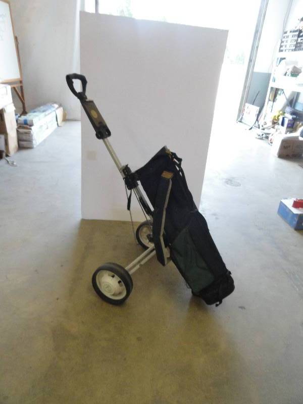 lot 13 image: Golf Bag Caddie