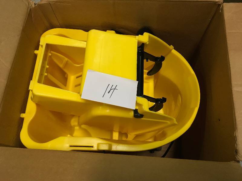 Rubbermaid Commercial 1887305 Wavebrake Contractor Mop Bucket With Wringer  in good conditions