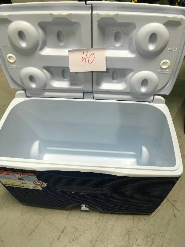 RUBBERMAID 60 Qt. Wheeled Cooler  in good conditions