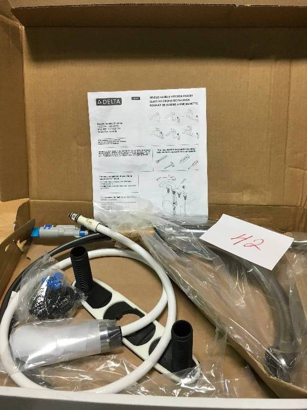 DELTA Linden Single-Handle Standard Kitchen Faucet with Side Sprayer in Arctic Stainless  in good conditions