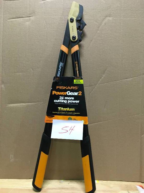 FISKARS PowerGear Titanium 32 in. Bypass Lopper  in good conditions