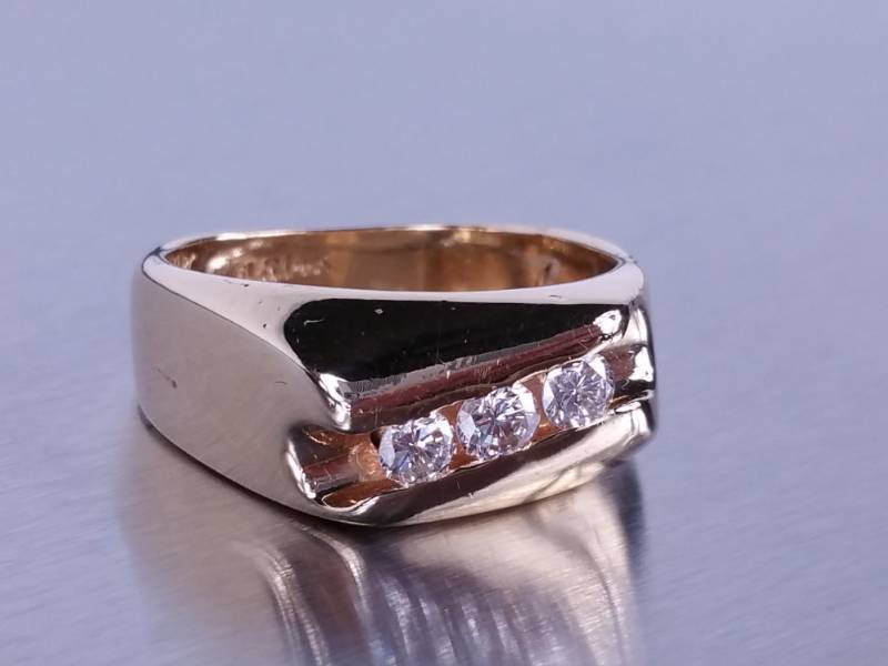 lot 7 image: Past, Present, Future Ring - 14k