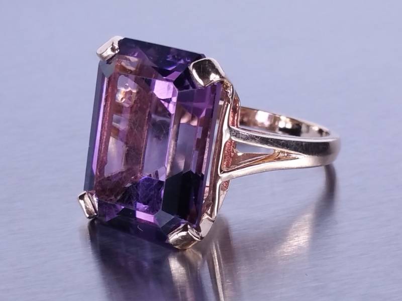 lot 10 image: 15ct Natural Amethyst Ring - 14k