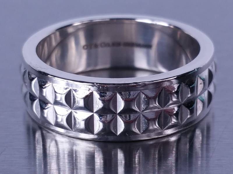 lot 11 image: Mens Tiffany Wedding Band