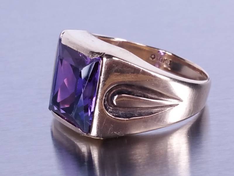 lot 13 image: Mens Tanzanite Ring in Yellow Gold