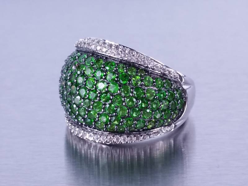 lot 25 image: Emerald and Diamond Ring