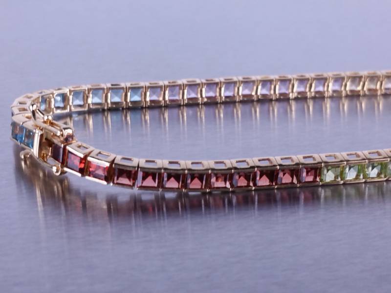 lot 31 image: Tennis Bracelet in Yellow Gold