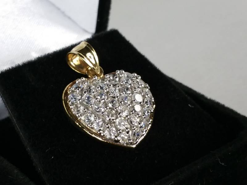 lot 43 image: Heart Pendant in Yellow Gold