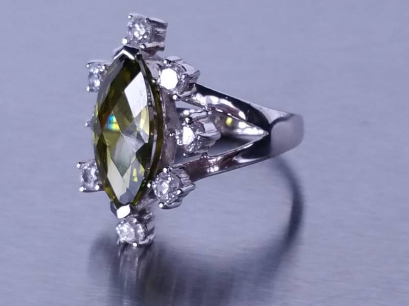 lot 49 image: 5ct Peridot Ring