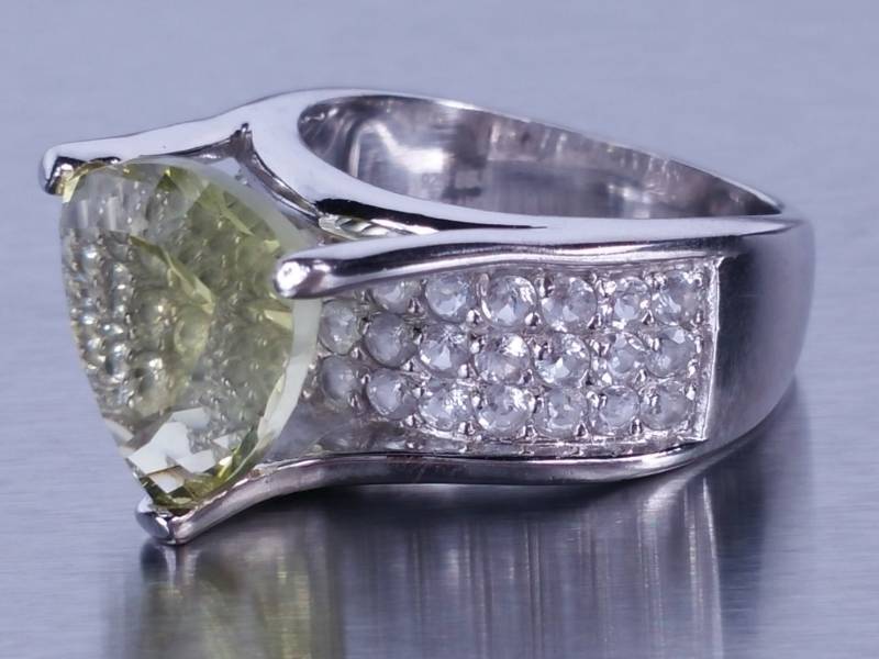 lot 51 image: 5ct Estate Ring
