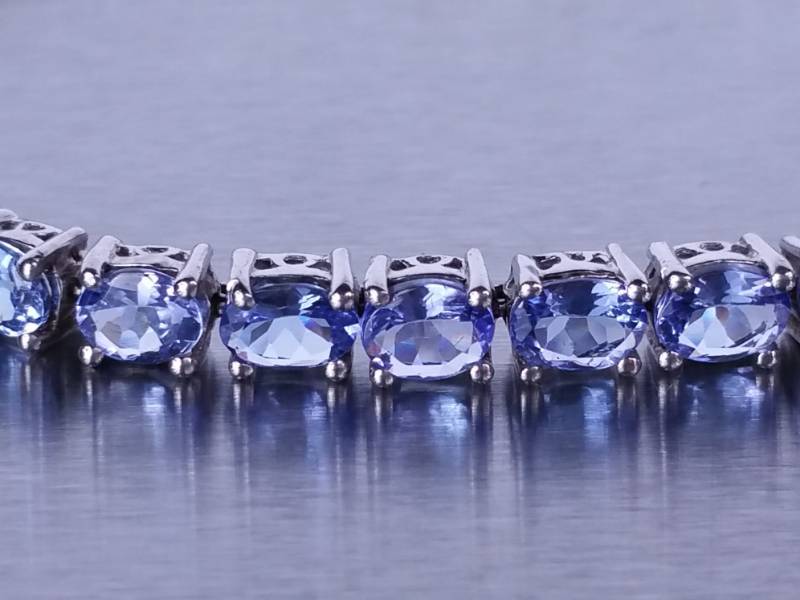 lot 53 image: 8ct Tanzanite Tennis Bracelet