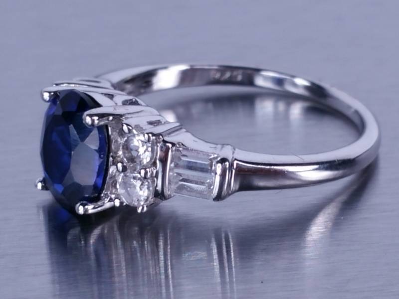 lot 62 image: Ladies Sapphire Dinner Ring