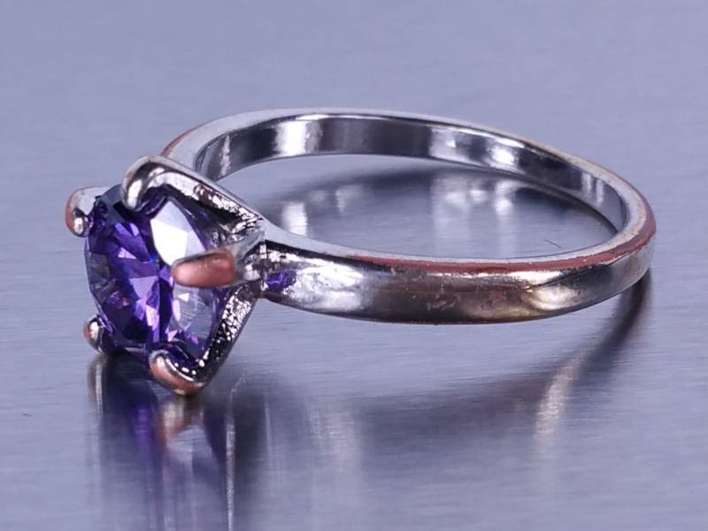 lot 66 image: Ladies Large Brilliant Amethyst Solitaire Ring