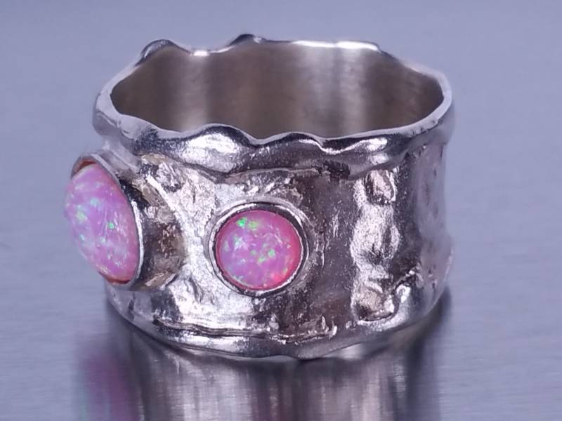 lot 68 image: Ladies Beautiful Opal Estate Ring