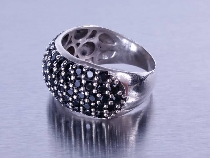 lot 74 image: Ladies Beautiful Onyx Designer Ring