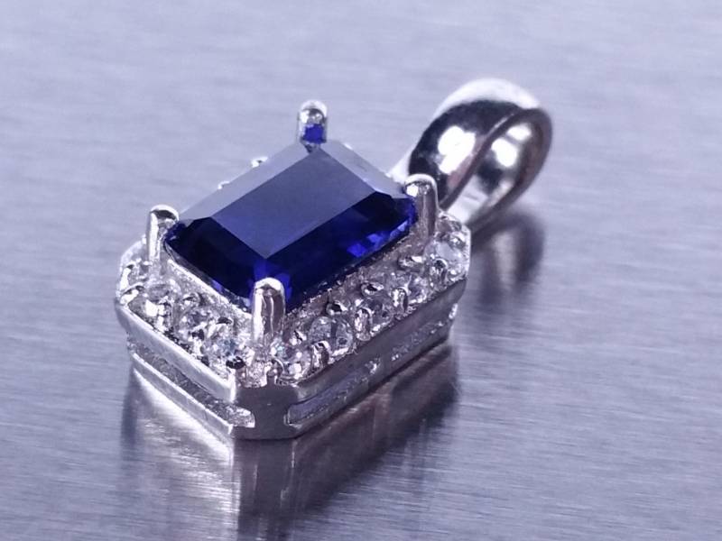 lot 76 image: Ladies Sapphire Pendant