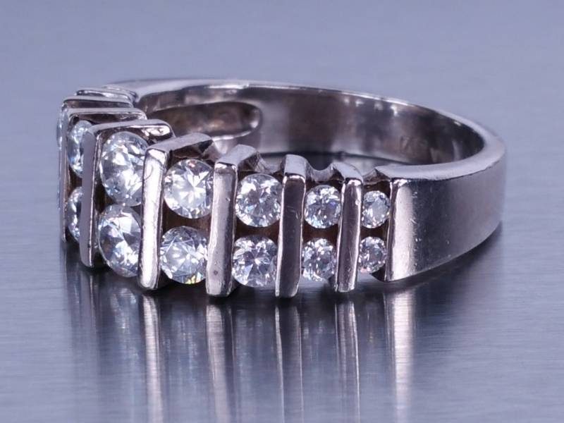 lot 83 image: Ladies Channel Set Ring