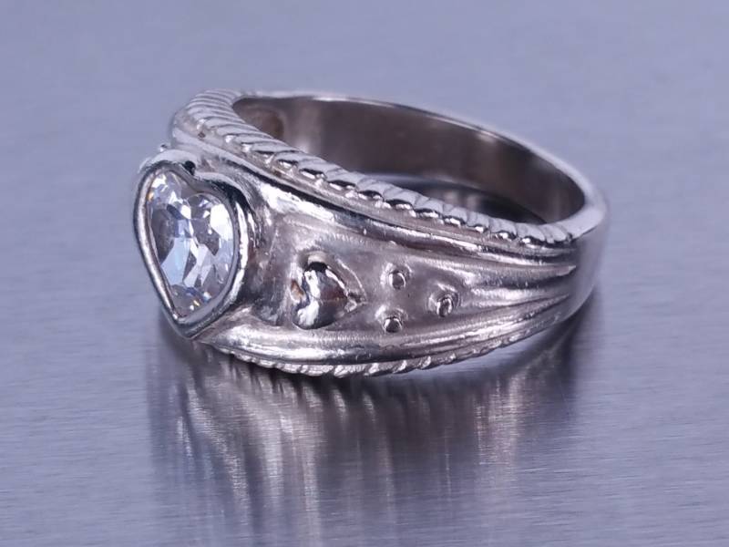 lot 90 image: Ladies White Sapphire Heart Ring