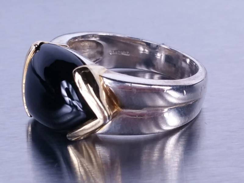 lot 92 image: Ladies Onyx Designer Ring