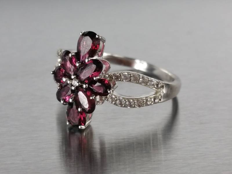 lot 96 image: Ladies Garnet & Diamond Dinner Ring