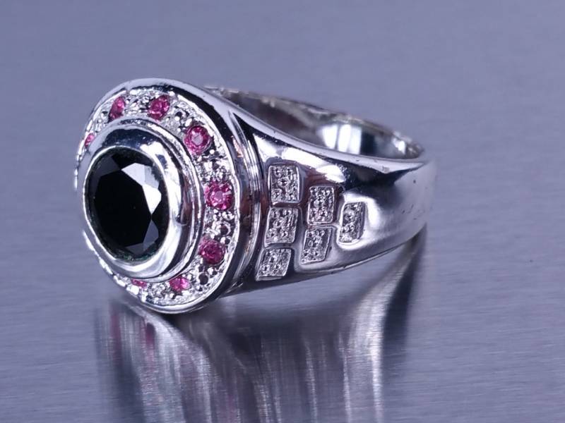 lot 100 image: Ladies Beautiful Dinner Ring