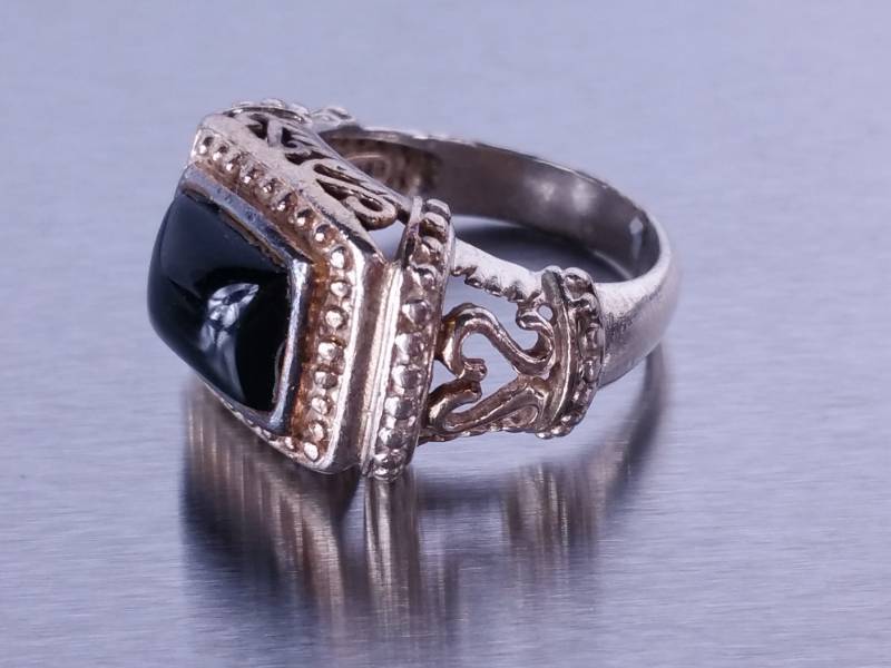 lot 103 image: Ladies Onyx Ring