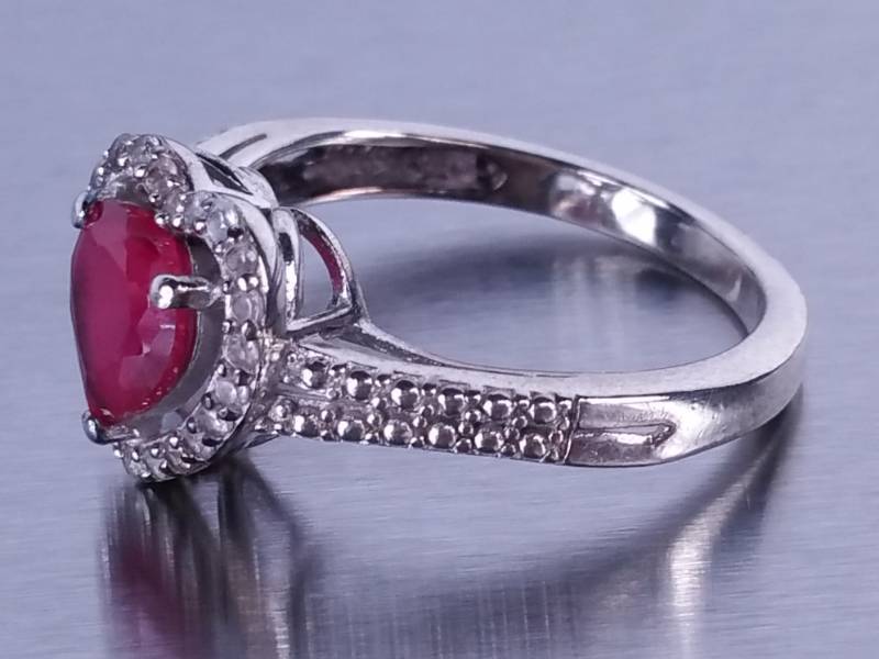 lot 104 image: Ladies Ruby Heart Ring