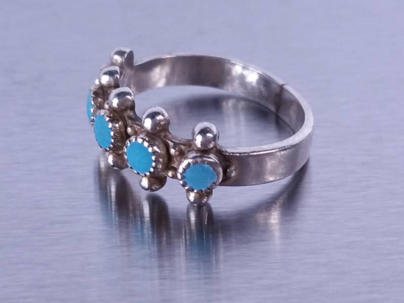 lot 105 image: Ladies Turquoise Ring