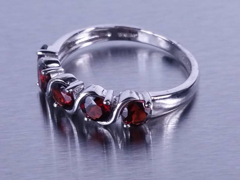 lot 107 image: Ladies Garnet Estate Ring
