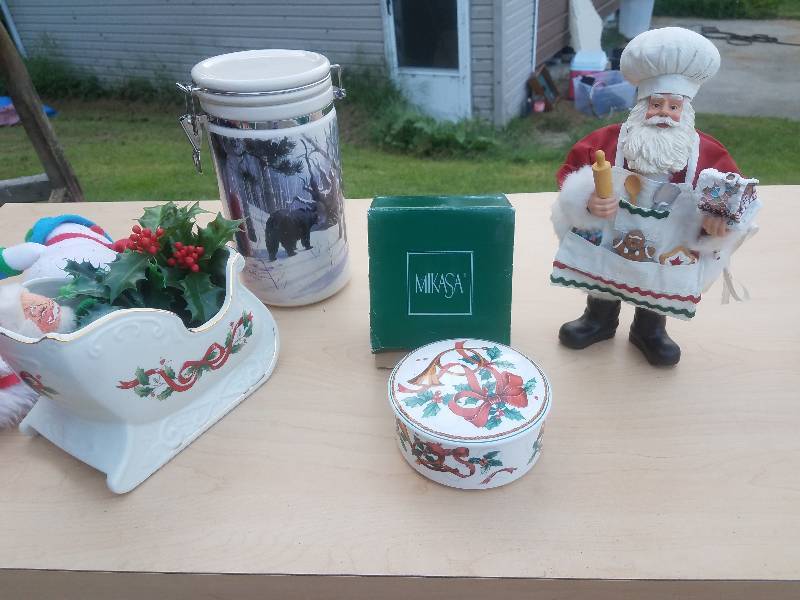 lot 13 image: Christmas Items and Tote