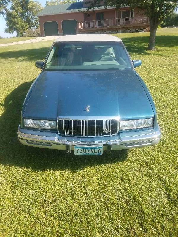 lot 1 image: 1993 Buick Riviera