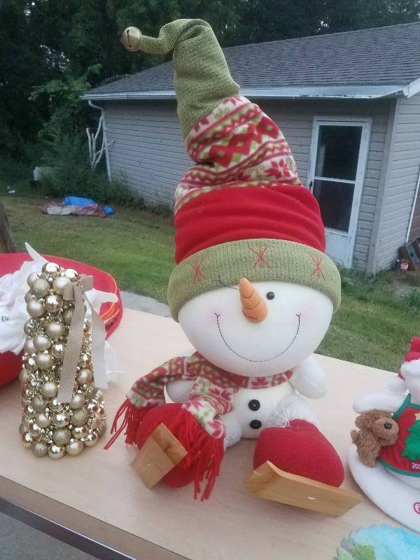 lot 40 image: Christmas Items and Tote