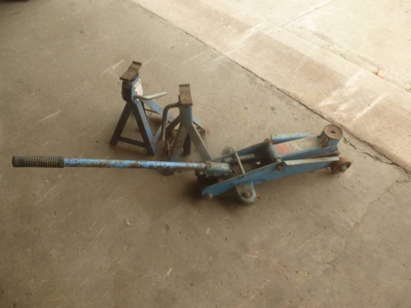 lot 10 image: Floor Jack & Jack Stands