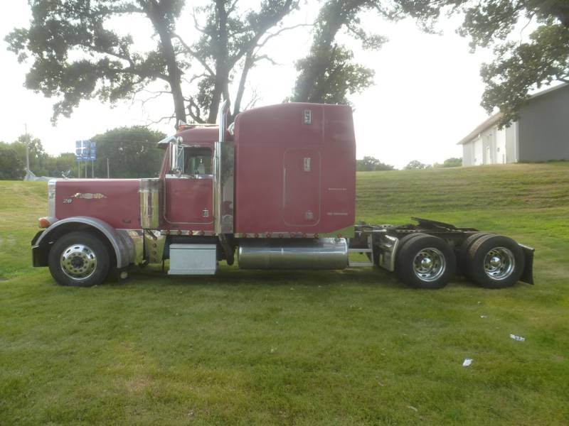 lot 1 image: 2000 Peterbuilt 379 Tractor