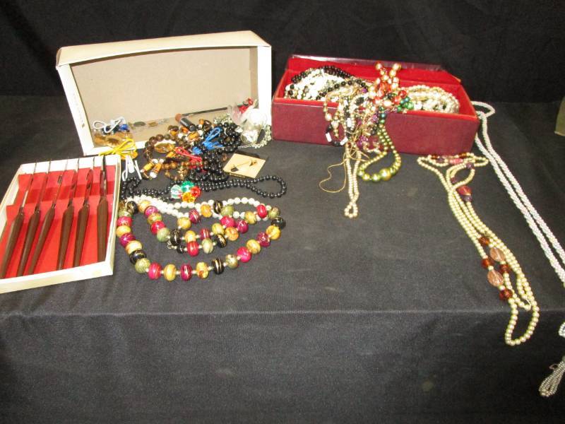 lot 55 image: Tons of Jewelry, Lots of Necklaces