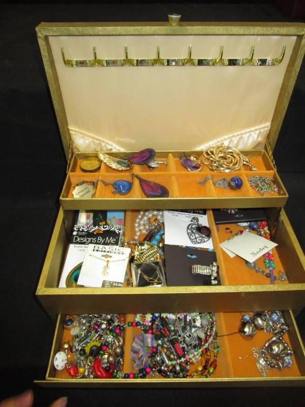 lot 58 image: Old Jewelry Box With Jewelry Inside