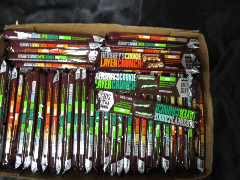 lot 84 image: 40 Hershey Cookie Layer crunch two kinds - Caramel and Mint KING SIZE