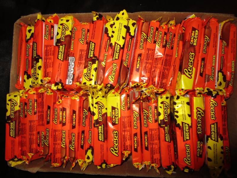 lot 90 image: 40 Various Reeses Crunchy cookie, P&B cups