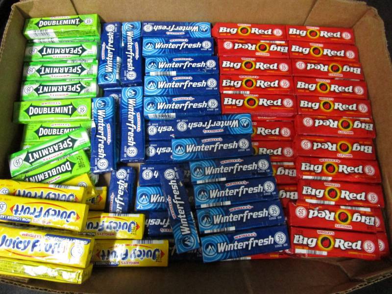 lot 136 image: 100 Packs of Gum
