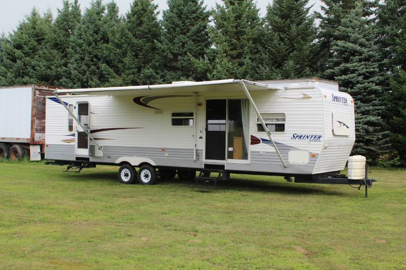 lot 299 image: 2004 Keystone Sprinter Travel Trailer