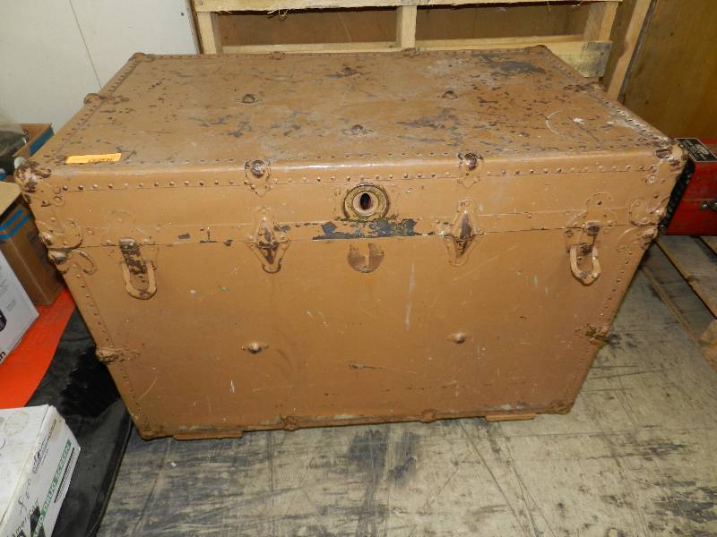 lot 154 image: VINTAGE TRUNK WITH CONTENTS