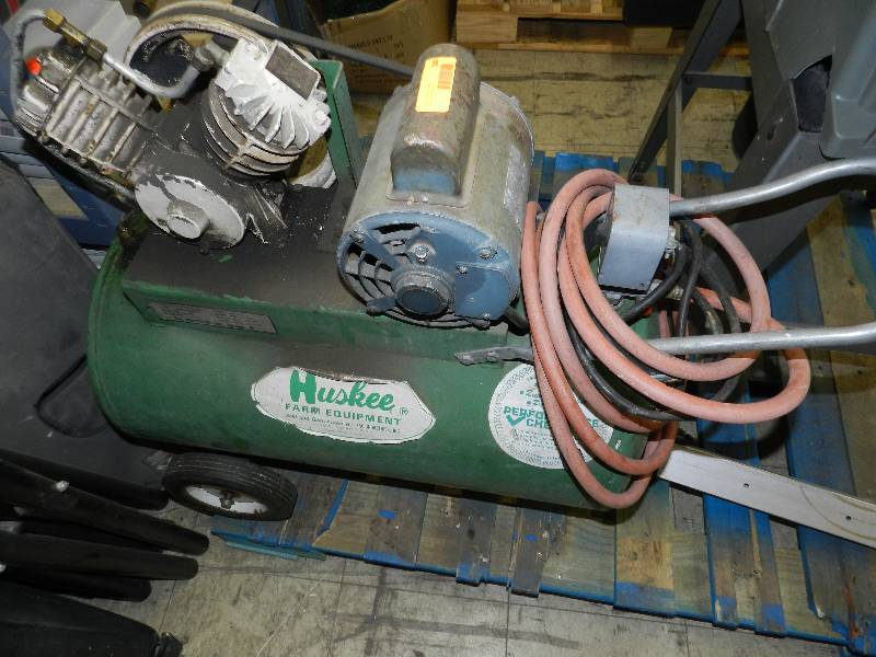 lot 160 image: HUSKEE AIR COMPRESSER