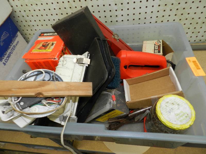 lot 168 image: TOTE OF MISC TOOLS