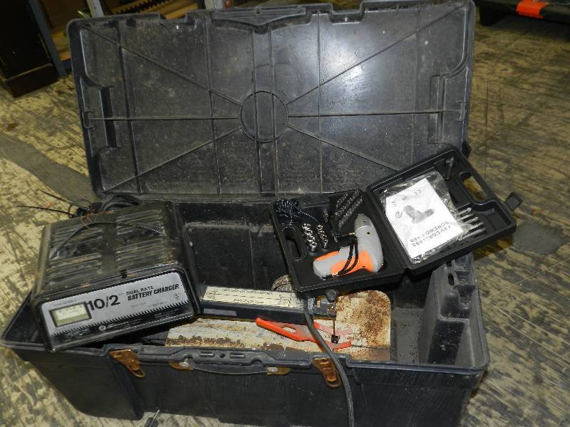 lot 174 image: TOTE WITH BATTERY CHARGER, SCROLL SAW (NEEDS SOME TLC), SCREW DRIVER SET