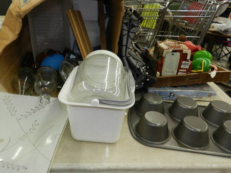 lot 176 image: HOUSEHOLD MISC, DECOR ITEMS AND MORE