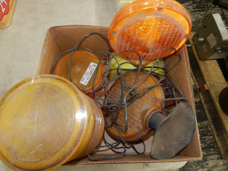 lot 178 image: SAFETYHAZARD LIGHTS