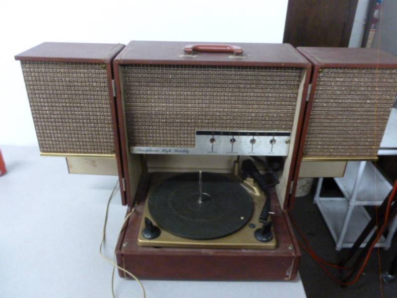 lot 5 image: Vintage Record Player