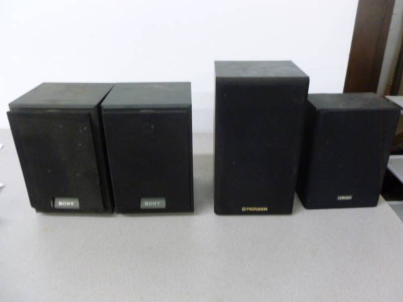 lot 12 image: Shelf Speakers